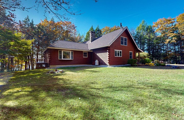 Lakefront lodge on Pemaquid Pond with dock, kayaks, canoe, SUP & firepits