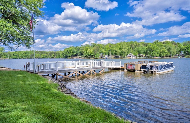 Lakefront Loft with private deck, kayaks, paddleboards, fishing, firepit, fun.