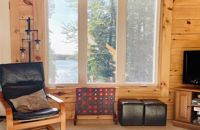 LAKEFRONT LOG CABIN- 24’ dock, gradual sandy entry, kayaks & wifi