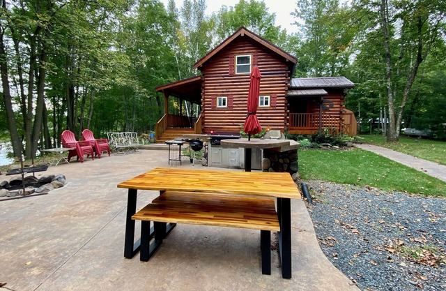Lakefront log cabin! Fishing, UTV trails, outdoor kitchen & relaxation!