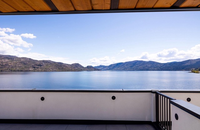 Lakefront Luxury Aparthotel Suites with Kitchen Amenities 302