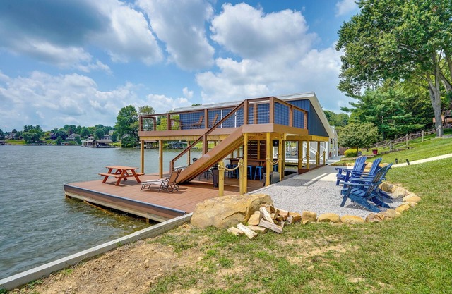 LAKEFRONT LUXURY HAVEN: LAKE HOME ON APPLE VALLEY LAKE IN OHIO w/PRIVATE DOCKn