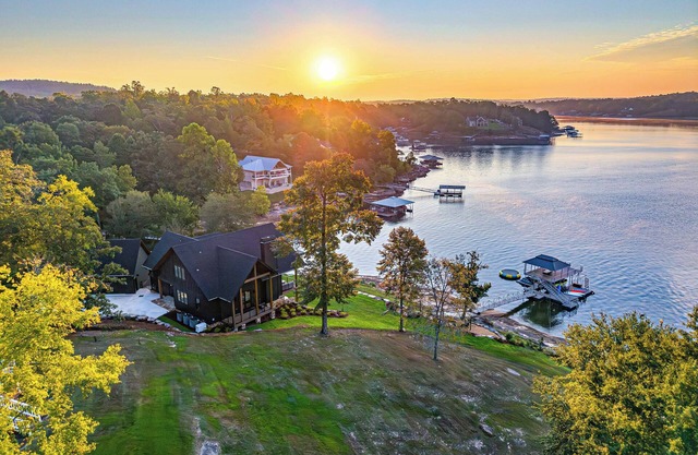 Lakefront Luxury: HGTV Designer Home w/Gameroom!