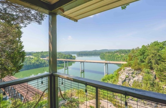 Lakefront Luxury, Sleeps16, Game Room,Fire Pit, Hot Tub,Burnside Marina 2minutes