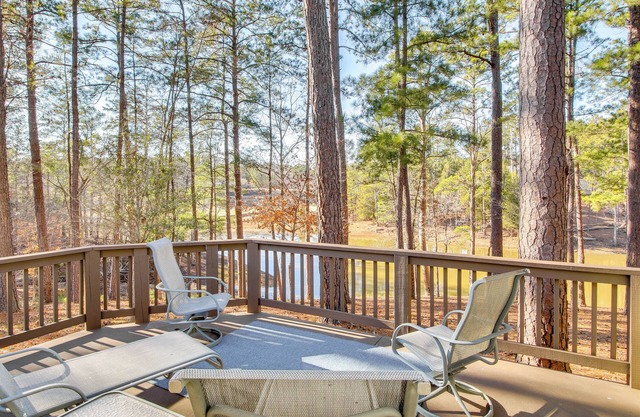 Lakefront McCormick Gem: Deck & Golf Course Views