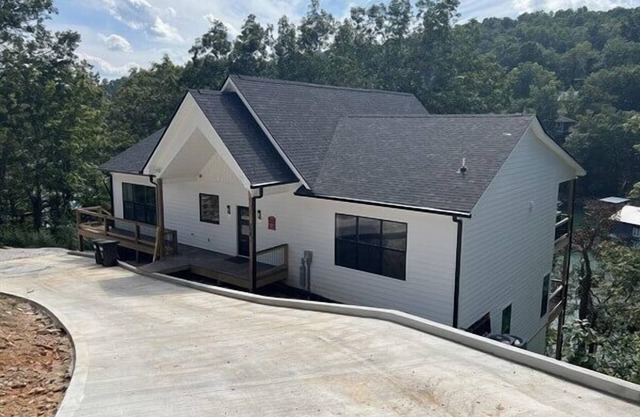 Lakefront, minimal steps to water. Large private dock, Chef's kitchen