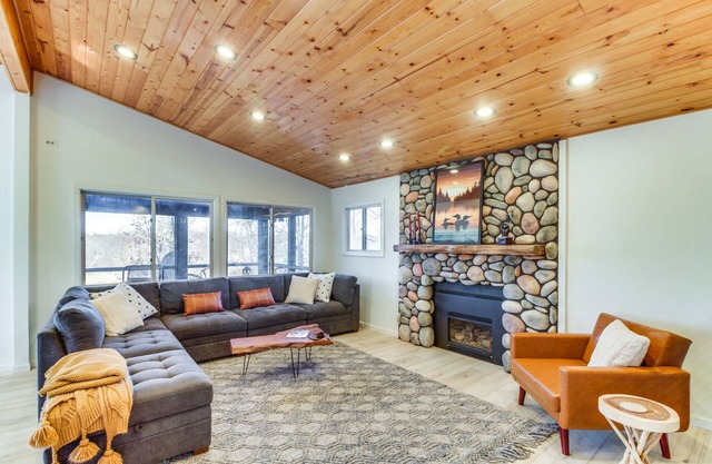 Lakefront Nisswa Home w/Deck & Screened Porch