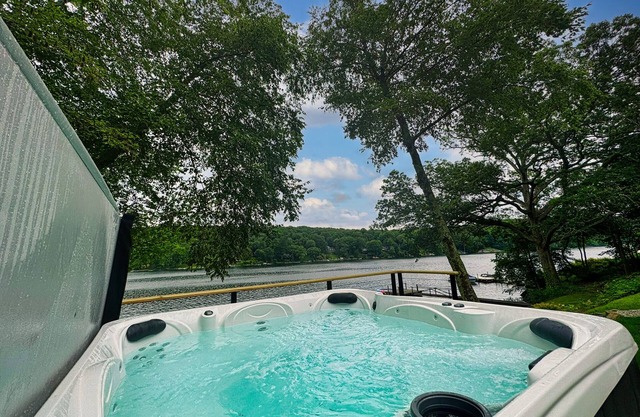 Lakefront Oasis - Kayaks - Hot Tub - Fire Pit