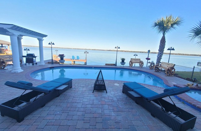 Lakefront Oasis