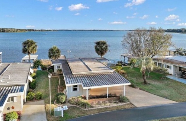 Lakefront on Lake Griffin chain of lakes 4 miles to the Villages