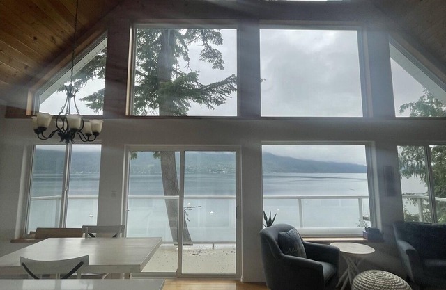 Lakefront on Shuswap- perfect for families