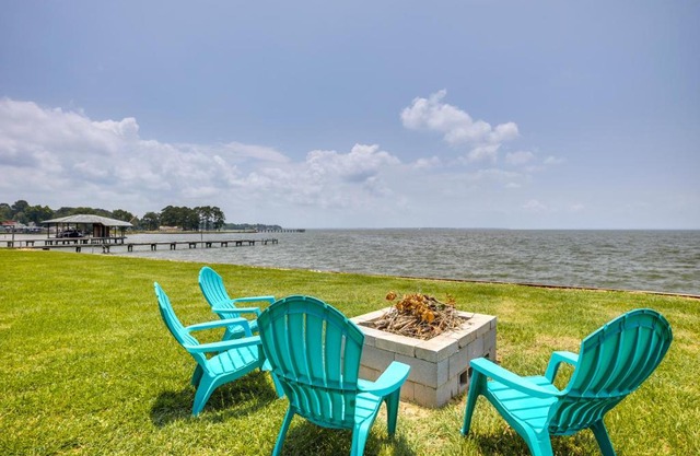 Lakefront Onalaska Home with Screened-In Porch!
