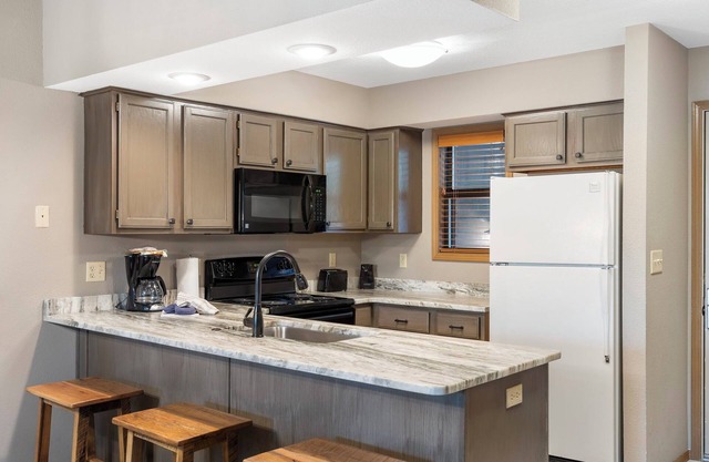 Lakefront Penthouse level, sleeps 6. Ticket DEALS and Resort Amenities!