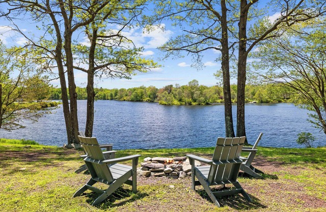 Lakefront Poconos Stay- Kayaks, Fire Pit & Hot Tub