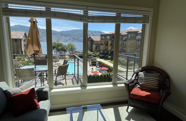 Lakefront, pool, hot tub, exc room. Bk Sept Oct . daily, weekly, or monthly