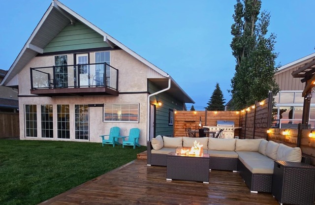 Lakefront property with a stunning view and a private access to the lake!