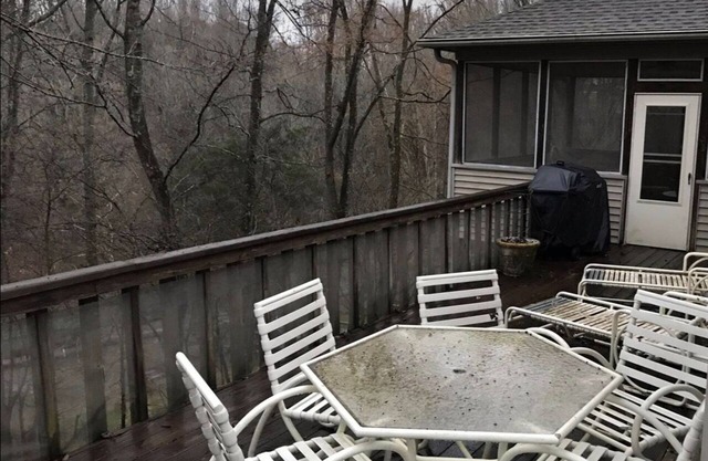 Lakefront property, spacious family retreat with private dock, hot tub & kayak