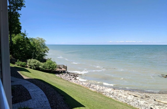 Lakefront Retreat Condo, Indoor Pool, Beach, Wineries, Spire