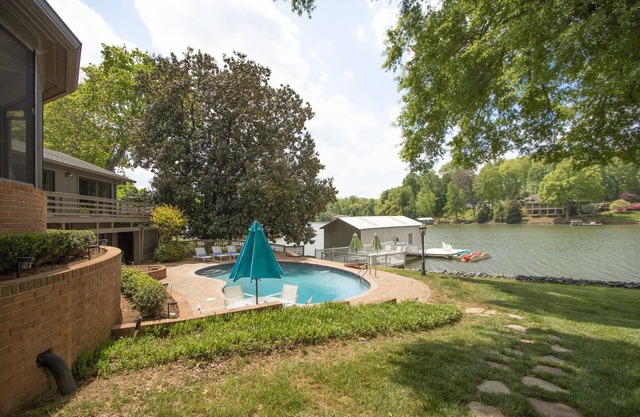 Lakefront Retreat: Pool, Hot tub, Screened Porch & Privacy