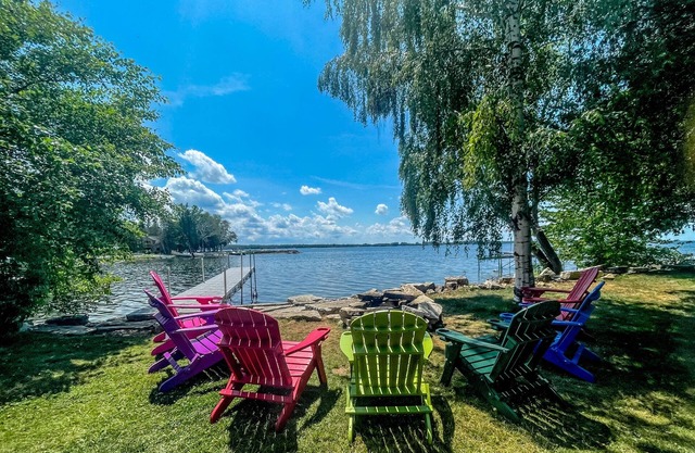 Lakefront! Rustic Cabin w/Game RM/Kayaks/Bikes!