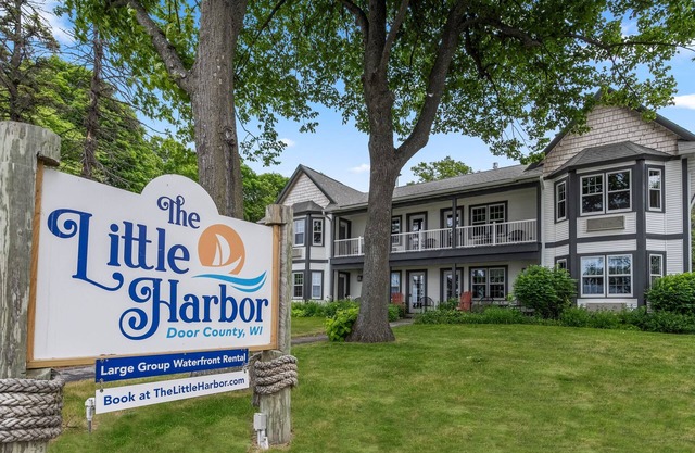 Lakefront! Sleep 32! Hot Tub, Game RM, Huge Yard!