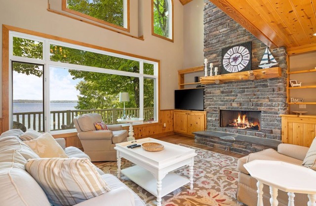 Lakefront Torch Lake Home - Cottage Atmosphere/Over 4K Sq Ft