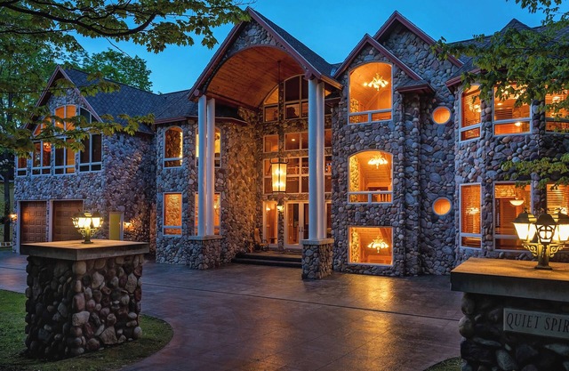 Lakefront Torch Lake Lodge - 4 Floors of Luxury, Nearby Premier Golf Courses