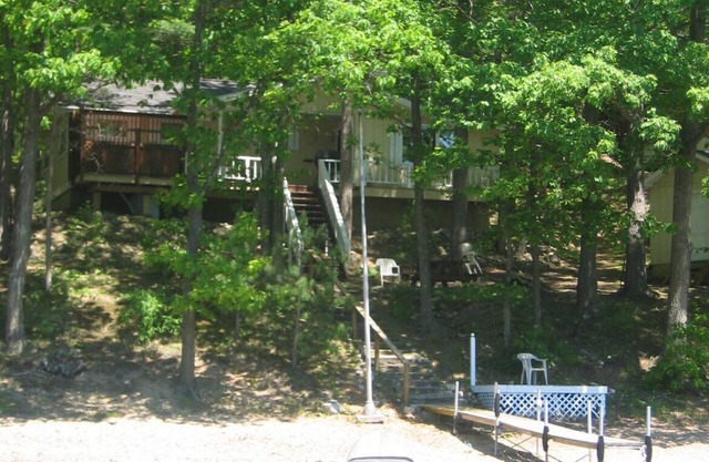 Lakefront Vacation House with Fireplace and Hot Tub.