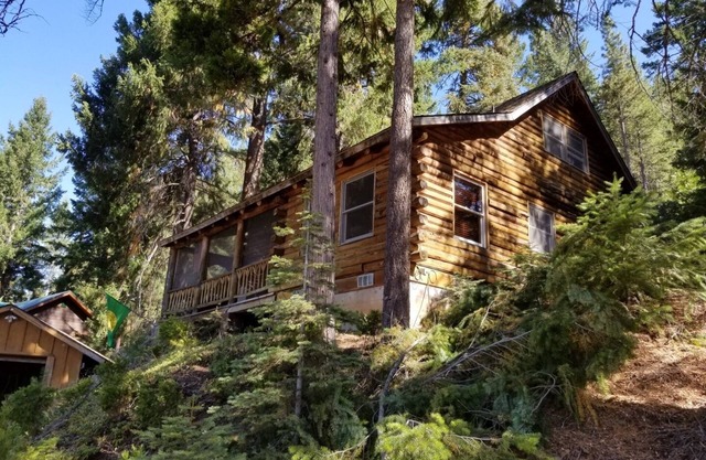 Lakefront views! Rustic Log Cabin Getaway