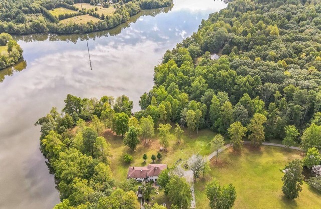 Lakefront Villa on Lake Orange VAnThe first floorspace is blocked for cleaning n