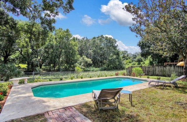 Lakefront Villa with Heated pool and Spa