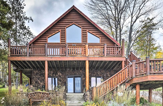 Lakefront Vulcan Cabin w/ Boat Dock & Kayaks!