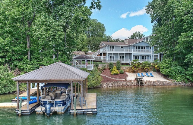 Lakefront w/Beach, Dock, Game Room, Firepit, Kayaks, views