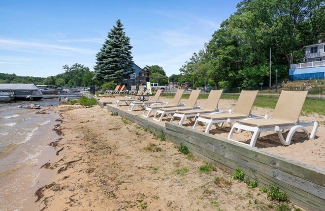 Lakefront with balcony and beach access