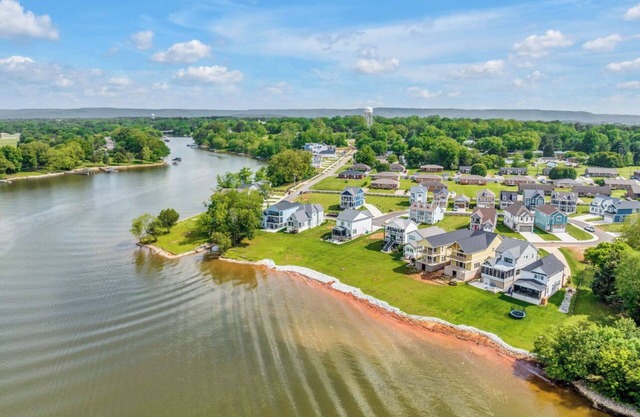 Lakehouse 4BR4BA FreeKayaks 2Kitchen DoubleDeck SwimPool BoatRamp FamilyVacation