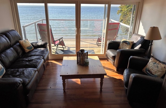 Lakehouse In Port Maitland on the shores of Lake Erie. Enjoy views & swimmingn