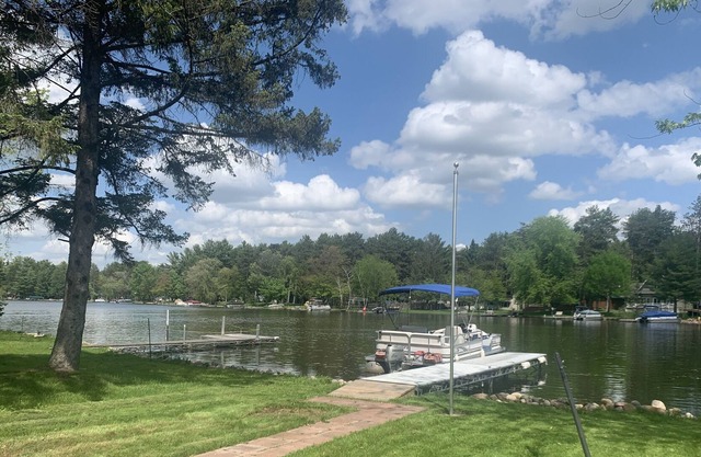 Lakehouse w/great fishing on full recreation lake