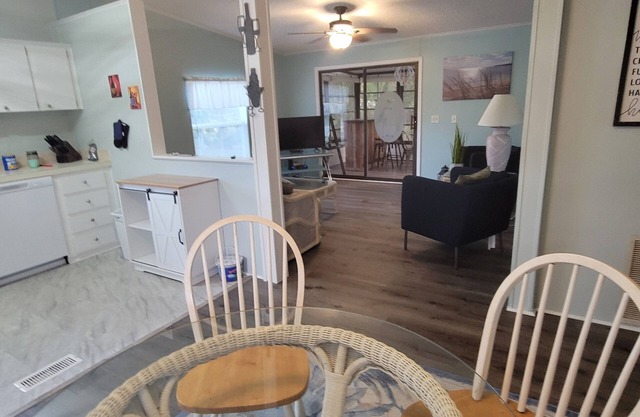 Lakeland living in a safe golf community. Close to shopping and dining.