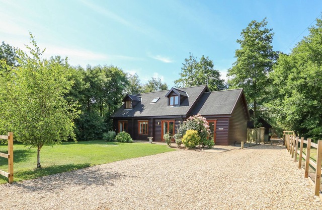 LAKELAND LODGE, family friendly, with hot tub in Pentney