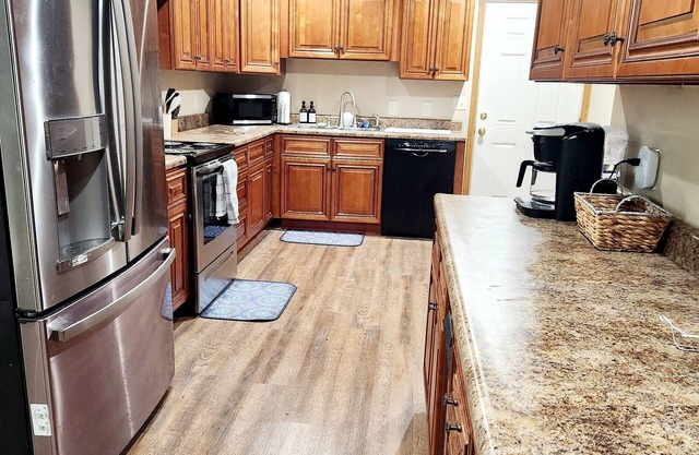LakeLife:4-bedroom house in charming Somerset with Hot tub overlooking the Lake!