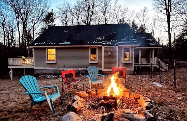 Lakes and Hiking Summertime - Spacious 4-bedroom Pet Friendly Home
