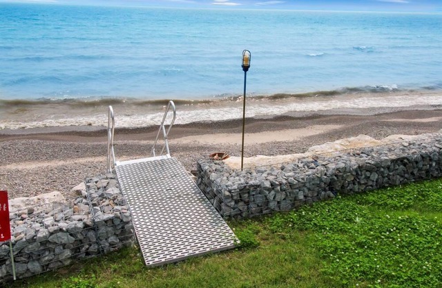 Lakeshore Breezes - Traditional, Timeless, Waterfront Wonder