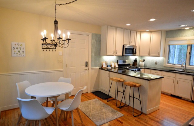 Lakeshore Hideaway: Spacious 4-Bedroom Retreat