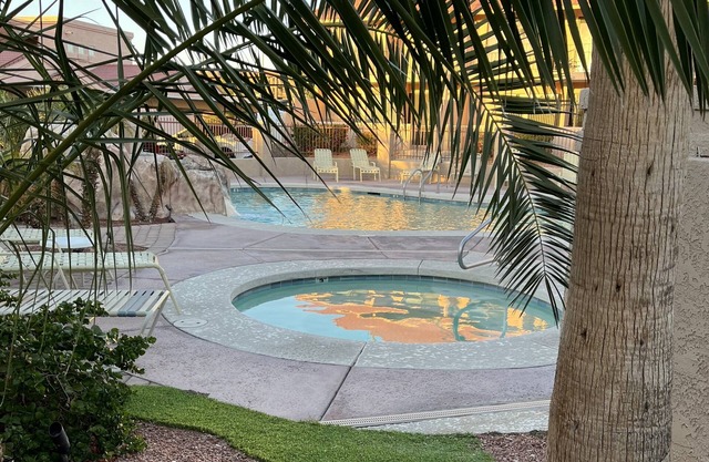 Lakeshore LUX - walk to the lake!