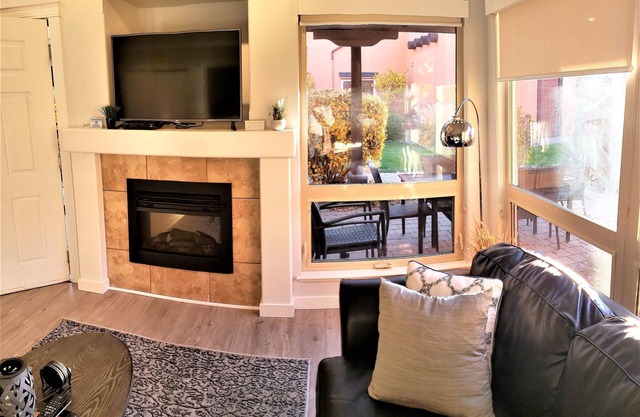 Lakeshore Villas! Ground floor Lakeview, 3 beds, Great for Families!