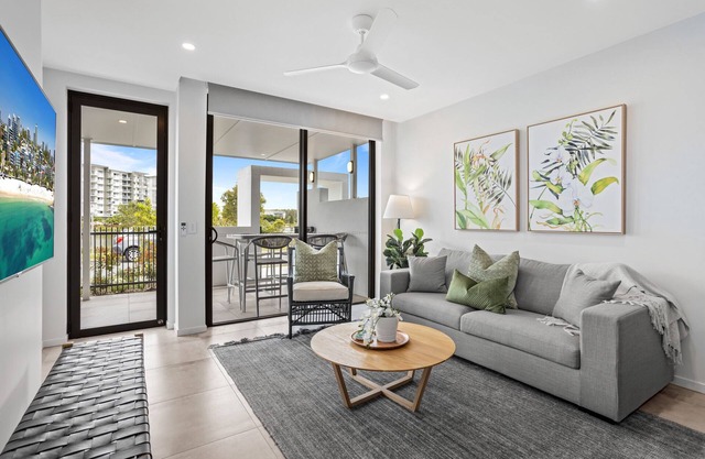 Lakeside 2-Bed with Private Patio & Secure Parking