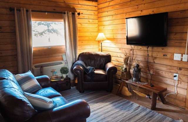 lakeside 3: Charming 2-bedroom cabin with AC and WiFi in peaceful Solgohachia