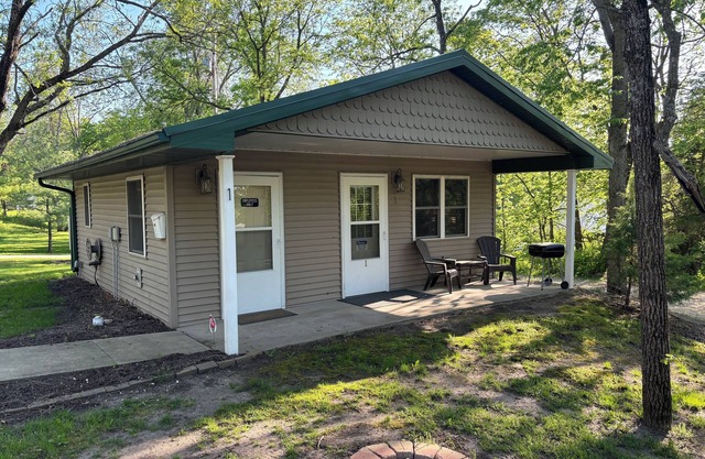 Lakeside Cabin 1: Perfect Retreat at Enriched Cabins & Resort on Lake Delhi