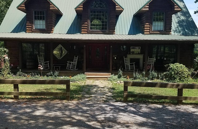 Lakeside Cabin, Fishing, Golf/Hiking Nearby, Canoe & Kayaks Onsite, Pet Friendly