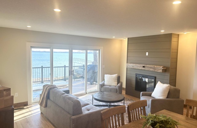LAKESIDE CABIN RETREAT on Forest Lake. The golden coast. 5 min walk downtown.